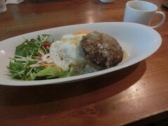 ANAカウンターの後ろにあるドアの先にあるレストランで夕食を食べました。
ロコモコ丼、おいしかったです。