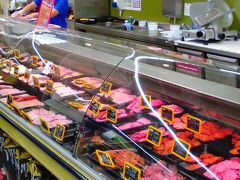 ホテルから歩いて10分ぐらい、東駅からだと5～7分ぐらいのところにArena Plazaという巨大なショッピングモールがあります。イ○ンモールやら○ぽーとを想像すれば間違いありません。規模だけならさらに大きいかも。中にスーパー（イギリスのTesco）もありますが、さすがハンガリー、目移りでは済まない種類のサラミが売られています。ちなみに実際の売場は有人ではない冷蔵庫部分も含めると、写真の5～6倍はあります（本当に！）。