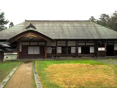 笹川邸は500坪の面積を誇り、住宅は1820年代に建てられたものです。
表門、表座敷、土蔵など、敷地内のほとんどの建造物が重要文化財に指定されています。
