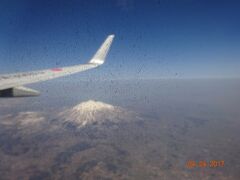 　　右側の窓から「岩木山」が見えます。