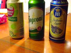 夜はまた部屋飲みです。ビールは日本より安く、また種類も多いので毎回いろんなものを買って楽しめました。大して味がわかるわけではないですが、外れはほとんどなかったです。
真ん中のSoproni（ショプロニ）はハンガリーの代表的なブランドで、多くのレストランにも置いてあるようでした。ドイツをはじめ周辺国のものを見かけることも多かったです。