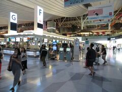 羽田空港から深夜便にてシンガポールへ向かいます。
20時過ぎでカウンターも混雑していません。