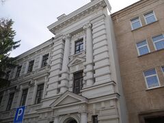 ＫＧＢ博物館。

旧ソ連の秘密警察KGBが総本部として使っていた建物ですが、
一見普通の建物で、本当にここが博物館で良いのか心配なくらい。

4ユーロを支払い中に進みます。