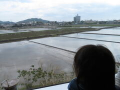 ＪＲ牟岐線は、徳島駅から海部（かいふ）駅まで続いており、終点の海部駅から甲浦駅まで第三セクターの阿佐海岸鉄道が続いています。

鉄道大好きな子供も、ずっと車窓風景にみとれて（？）います。鉄の血が流れているのか。