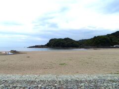 白浜海岸にやってきました。4月の海は、まだ閑散としています。
ビーチ近くのトイレやシャワーの多さを見る限り、夏場は大いに賑わいそうです。