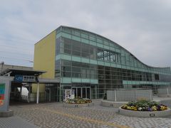 博多南駅の駅ビル
駅は春日市にありますが、この駅ビルは那珂川町にあって町の施設も併設。