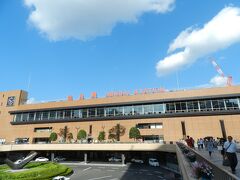 仙台駅の西口に出て、高速バスのバス停を探します。