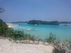 クルマを停めたまま、川平公園周辺を散策。
写真で表現されているかどうか分かりませんが、鮮烈なブルーです。
夏の日差しだったら、まぶしすぎるかもしれません。