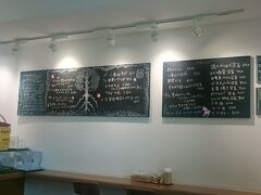 平久保崎からは、1時間足らずで、石垣島空港です。
レンタカーステーションの隣のガソリンスタンドで給油して、そのまま敷地がつながっているので返却用駐車場に。

ちょっと早めに返却したからか、シャトルバスは我が家で貸し切り状態でした。

ANAのカウンターで手荷物を預けると、どうやら、また搭乗機の機材トラブルか何かで遅れるとのこと。
予定では那覇空港での乗り換え時間は30分ですから、15分遅れになると、かなり忙しい。搭乗口が近いのは分かっているので、まあ問題ないでしょう。

昼食を抜いたし、この後ご飯を食べる時間がないし、ということで、空港で夕ご飯。スタッフ出入り口のようなところにある、ゆうなパーラーで、石垣島最後のご飯。