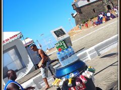 【バーハ要塞／サルバドール／ブラジル】

移動式飲み物屋さんです。