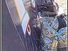 【バーハ要塞／サルバドール／ブラジル】

でも、その裏を、そ～っと覗いてみると......

オ～マイ～～！

路上生活者が、生活必需品を積み重ね、その横で、サルバドールの強い日差しを避けながら寝ています....しかも、家族で.....