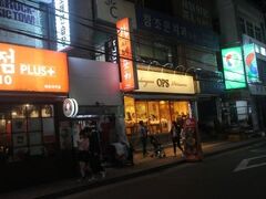 OPS海雲台店で翌朝に食べるパンを購入します。
釜山では有名なパン屋さんの一つで、中は大混雑で行列が出来ていました。
