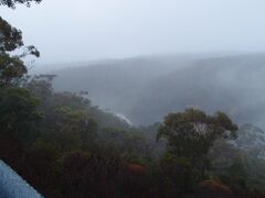 雨ですが、一応カトゥーンバ滝。