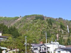 朝7時起床。気温は一桁で、窓を開けると冷たい空気が流れ込む。
湯沢高原ロープウェイの向こうに、雲一つない青空が広がる。