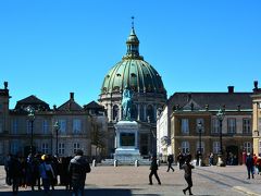 Amalienborg（アマリエンボー）

オペラと対角線上には、フレデリクス教会のクーポラが荘厳さを醸し出している。
そしてその手前には、マグレート女王の住まいであるアマリエンボー宮殿。八角形の広場を囲むように4つの宮殿が向き合うように建てられ、広場中央には騎馬像が建っている。

デンマークの王室は世界最古の王室だ。