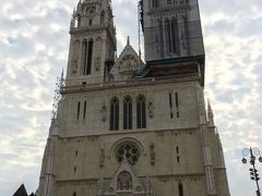 聖母被昇天大聖堂。
向かって右側の尖塔が修復中なんですが、2012年発行のarucoに載っている写真を見ると、今カバーされている場所から上、先端までカバーされているので、一番上の部分の修復は完成したようです。