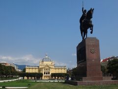 駅前の大きな広場と初代クロアチア王トミスラフさんの銅像。
奥の黄色っぽい建物はアート・パヴィリオンです。