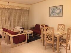 http://www.onwardguam.com/hotel/guestroom/wing/type02.html

到着が夜だった為、暗い画像ですが、、、。
リビングとベッドルームが別々の広い部屋でした。