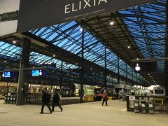 そんなこんなでヘルシンキ中央駅に22時頃到着。日が沈んだばかりだから、まだうっすら明るい。
ちなみに中央駅の像、金爆のあの人の扮装か？と思ったら（んなわけない）、KISSだそうです(笑)
※トップの写真です

そのまま駅前のホテルへ。