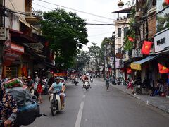 ホアンキエム湖を背にして北側がHハノイ旧市街。
旧市街は『いかにも！』と言う感じの風景で、まるでタイムスリップしたような感覚に陥ります。
並ぶお店はもちろん観光客目当てもお店もありますが、日常生活のお店が多いので、よりその印象が強いのかもしれません。