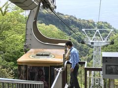 午前９時、ホテルを出発。
当初の予定は、三保の松原⇒日本平⇒久能山東照宮というコースを考えていたが、久能山東照宮⇒日本平⇒三保の松原と逆回りに変更。

９時半頃、ロープウェイ日本平駅に到着し、久能山東照宮に向かう。

この時、まだ駅前の駐車場にはＧＷにもかかわらずわずかだが駐車場の空きがあった。
チケットを買い、ロープウェイに乗るのにも２台待つだけだった。

ロープウェイは、１０％割引がきくカードを持っていたので往復で９９０円。