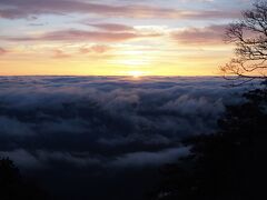 私が朝食を頂いている間、他の宿泊しているお客さん達は朝日を待っていました。私も朝食後、いそいそカメラを持って宿坊の前に行くと丁度日の出。綺麗な雲海越しに朝日が見えます。宿坊の方曰く雲海が見えるのは珍しいとの事。