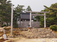 ほんの数分で頂上到着。第54靡、弥山到着とします。今日無事に到着したお礼を兼ねてお詣りしました。神社は弥山弁財天神社というそうで天河神社の奥の院になるそうです。