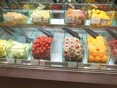 そばを食べた後、富山駅の「きときと市場とやマルシェ」 をうろうろしてると、ご覧のような新鮮なカットフルーツが。