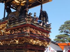 「城端別院 善徳寺」前の通りにやって来ました。

再び、東上町の曳山がいました。