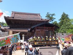 「城端別院 善徳寺」。
長く本堂修復工事がなされていましたが、ようやく完成した様子です。

やって来てるのは、大工町の庵屋台です。
