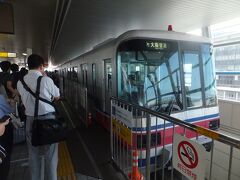 大阪空港からモノレールに乗って一駅移動します。蛍池で下車して阪急電車へ。