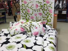 マリメッコ到着。GWだったせいか、同じ電車で来たと思われる日本人がいて迷うことはなかったです。
そっと付いていくだけで良かった(笑)

開店5分前に着いたけど、お店の前には15人くらい待っていてほとんどが日本人。まぁ、GWだからね。
ちなみに土曜だったので、社員食堂はやってませんでした。