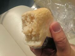 その後、売店で、金城かまぼこのじゅーしーかまぼこを買って、ゲート内に入ってから、最後の石垣島の味をいただきました。