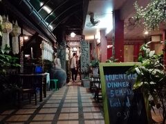 　マッサージでスッキリとしたあとは、ぶらぶらと歩いて、タイ料理の名店「ファン・ペン」に向かいました。

