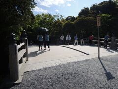 伊勢市駅から徒歩5分ぐらいでしょうか、伊勢神宮外宮に到着です。
この火除橋を渡るといよいよ神域になります。