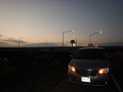 昨夜は現地時間10:00には、消灯し2日目の朝を迎えました。。6:00にsunriseとの事だったので、ワイコロアのゲートの側道に駐車して、sunriseを待ちます。
