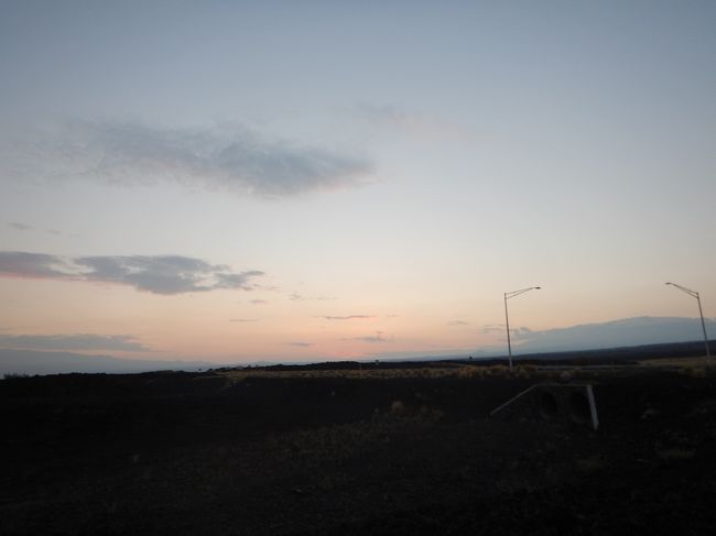 前回のハワイ島来訪の時、翌朝の夜明け前に空がオレンジ色に染まった様子を夢中でシャッターを切った事を思い出し、再びのチャンスを待ちました。。