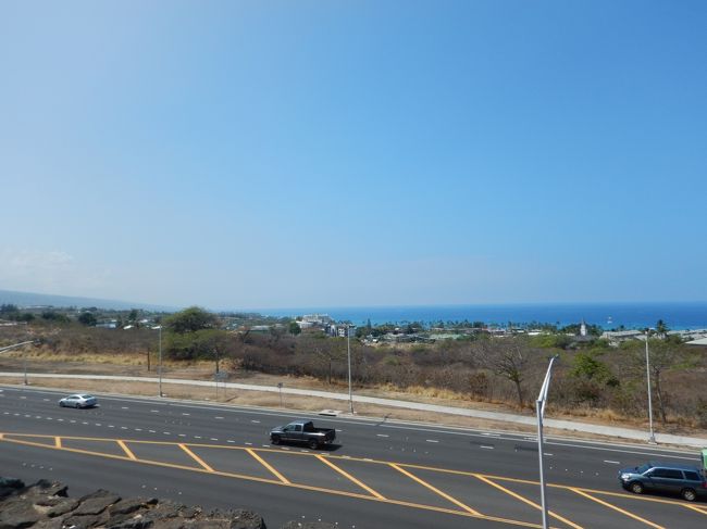 ウォールマートは、小高い丘の上にあるので、駐車場からは、カイルアコナの街が見渡せるスポットです。<br />そこには、スモーキングエリアもあったので。。<br />でもやはり喫煙場所は、少ないので、今回の旅行では10本も吸いませんでした。止めれば良いのに。。と、思いますが。。