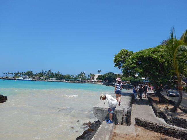 カイルアコナ湾も晴天で気持ち～い。<br />ただし、波が高く、道路まで水しぶきが被ります。。