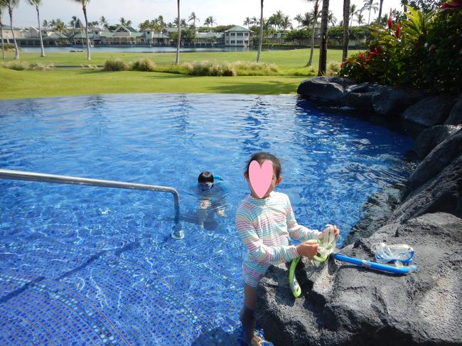 小生は、少しだけ家内に子供達を預けて、この後ろに見えるフェアウエーの、ワイコロアゴルフクラブのショップへ、グッズを買いに出かけます。