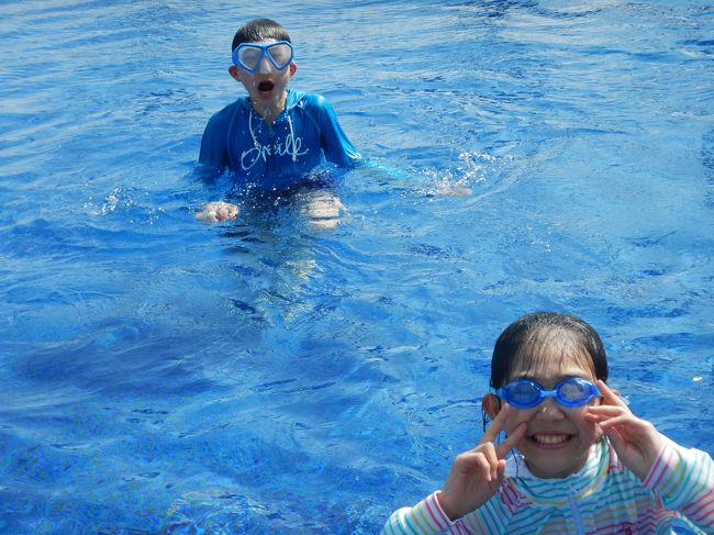 待ちに待ったプールではしゃぐ2人。。