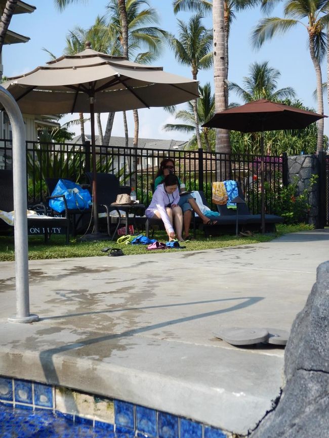 妻は、プールサイドでウトウト。。このプールは、入口のセキュリティキーが必要なことと、監視員の方がルームナンバーを聞いて来てチェックをしています。。<br />セキュリティは、万全で安心して遊べます。。