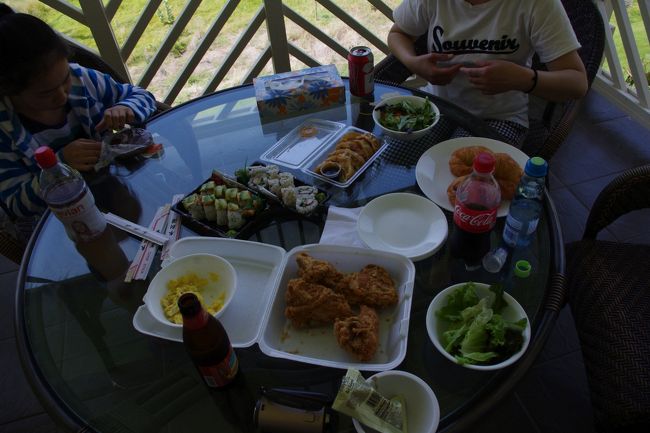 カイルアコナの散策からワイコロアに戻り、ランチは、villaのラナイで。。<br />涼しくて、気持ちよく食事がとれます。。カルフォルニアロールや、フライドチキン、そしてlongboard ruggerを飲み干します。。ドル建てなので金銭感覚が若干麻痺しますが、レストランよりも満足出来ます。。