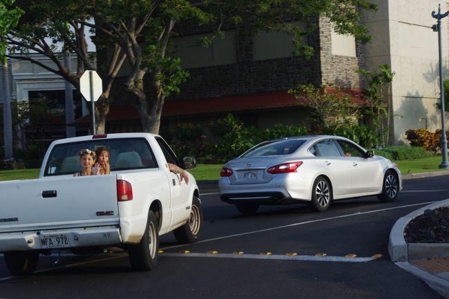夕方はパーカーランチのショッピングセンターまでドライブがてら車を走らせます。ロコのムスメさんが手を振ります。。