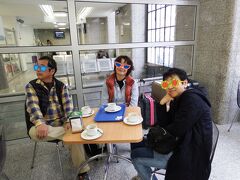 ポルトまでは、ポルトガルの新幹線、CPを利用。
出発駅のサンタ・アポローニャ駅までタクシーで向かいました。

駅での待ち時間の間、コーヒーとサンドイッチをいただきます。
