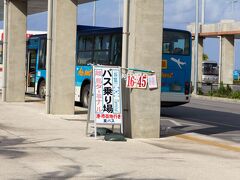 空港を出て左に進むと、石垣港離島フェリーターミナルに停車するバス停があります。
バスが出発する直前でしたので急いで乗車しました。

※この写真は帰りに撮影したものです。
