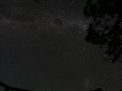 グランピアンズ国立公園に夜到着してしまったので、星空を撮ってみました。　半月が邪魔でインパクトが弱い・・・いや自分の腕か・・・（涙）　これがグランピアンズ1日目！