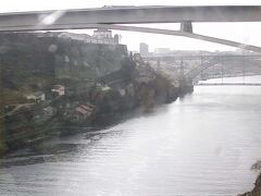 いよいよポルトへ近づきました。
有名なドウロ川を渡ります。

今日は朝から雨でしたが、なんとポルトへ着く頃には、雹まで降ってきました。
びっくり！