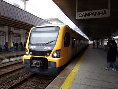カンパニャン駅で、乗り換えます。

ポルトのメイン・ステーション、サン・ベント駅まで一駅だけ乗る電車がやって来ました。