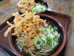 お昼ご飯はぶな茶屋のかき揚げ蕎麦
かき揚げデカ！